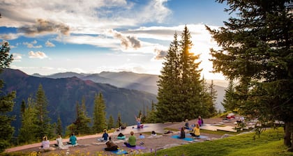 Aspen Mountain Views, Bright Top-Floor 3BR, Pool, Hot Tub, 7-Min Walk to Gondola