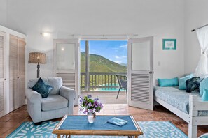 TV, DVD-spiller, bøker og musikkbibliotek