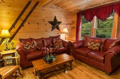 Sur la rivière et à proximité du centre-ville de Gatlinburg avec WIFI, sauna et bain à remous