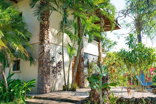 CASA LINDA VISTA / WALK To BEACH & SURFING / PEACEFUL & PRIVATE / SLEEPS 2 to 8