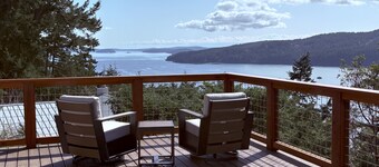 Orcas-Beautiful Modern Home- Large New Deck- Water View- Privacy- Dog Friendly