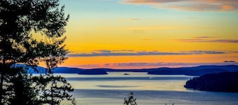 Orcas-Beautiful Modern Home- Large New Deck- Water View- Privacy- Dog Friendly
