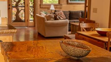 Téléviseur connecté, foyer, lecteur de DVD, livres