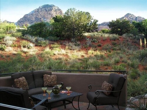 Cool West Sedona canyon retreat - wildlife and mountain views, walk to trails
