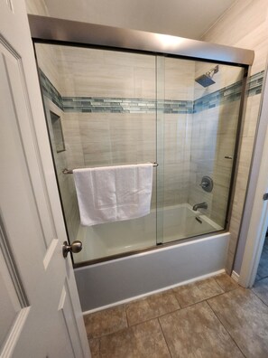 Combined shower/bathtub, hair dryer, towels, soap