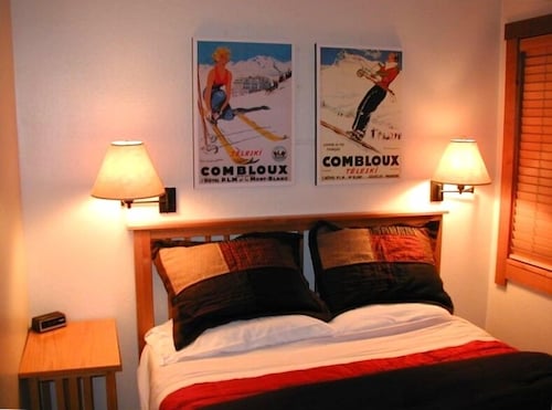 TRUE SKI IN / SKI OUT.   Ski by the living room window.