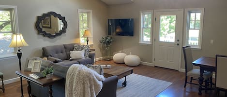 Télévision, lecteur de DVD, livres, médiathèque