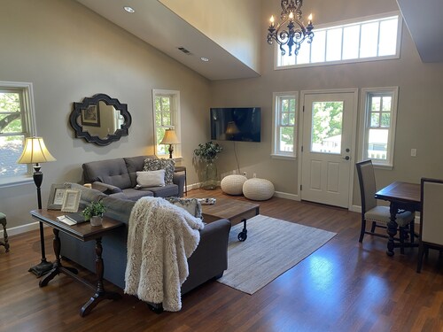 🍾UPSTAIRS ON VINE - 2 blocks from the center of town!!🍷