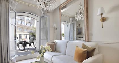 VENTE! Penthouse de luxe avec balcon dans le cĆur historique de Paris, parfait pour 2