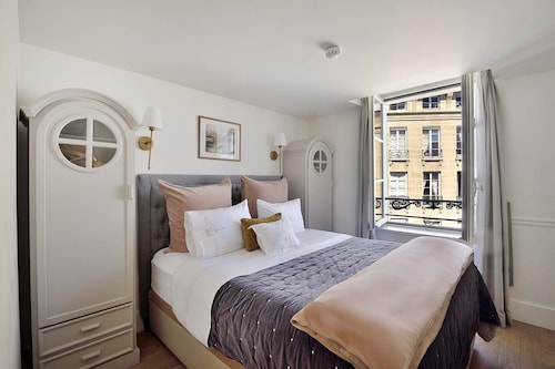 セール！ パリの歴史的中心部にあるバルコニー付きのデラックスペントハウス、2名様に最適