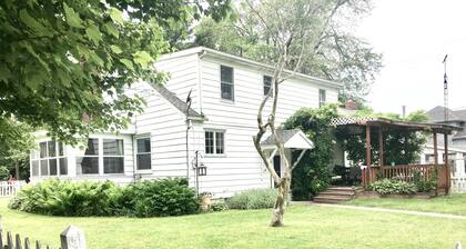 Large Charming 4 Bed 2 Bath Lake Erie House 30 Day to 12 Month Rental