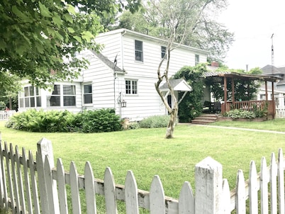 Large Charming 4 Bed 2 Bath Lake Erie House 30 Day to 12 Month Rental