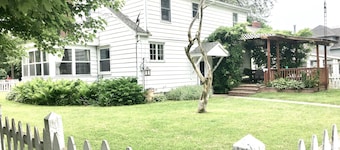 Large Charming 4 Bed 2 Bath Lake Erie House 30 Day to 12 Month Rental