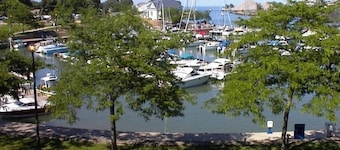 Large Charming 4 Bed 2 Bath Lake Erie House 30 Day to 12 Month Rental