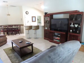 Fernseher, DVD-Player, Bücher