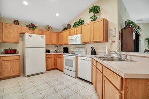 Fridge, microwave, oven, stovetop - Orlando Area 4 BR/3 BA Villa - Pool, Spa, Game Room, Wi-Fi, Gated Community (Clermont)