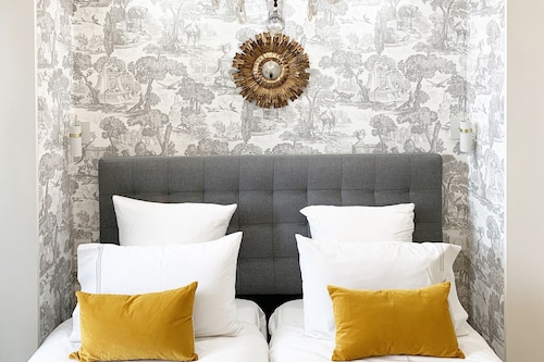 Gorgeous Light-Filled 2 Bedroom in the Sought-After Left Bank