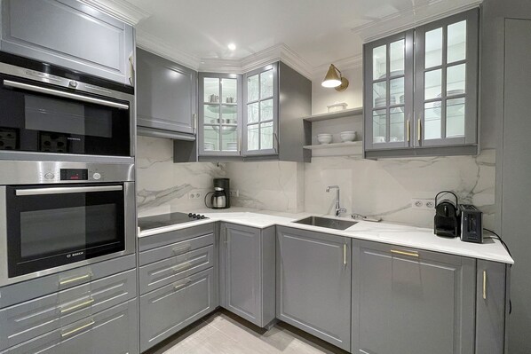 Fridge, microwave, oven, stovetop