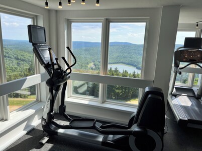 The Sweet Spot! Ski In/ skiout, Deck. Slope side, activity & fireworks views!