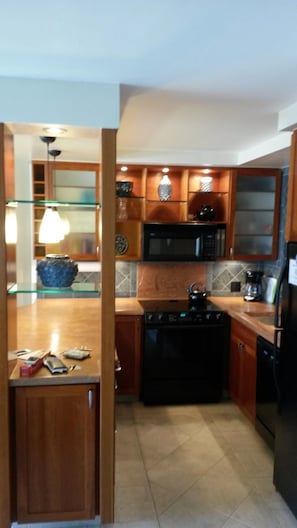 Fridge, microwave, oven, stovetop - Bingo! KKN's TROPHY Unit! Deluxe Renovation, Central Split A/C & Ground Floor. (Kihei)