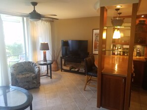 Smart TV - Bingo! KKN's TROPHY Unit! Deluxe Renovation, Central Split A/C & Ground Floor. (Kihei)