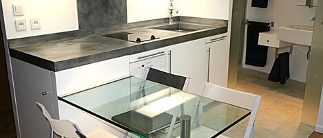 Fridge, microwave, dishwasher, coffee/tea maker