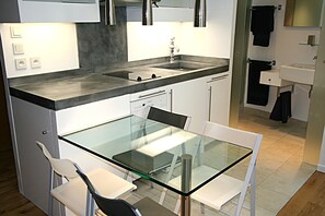 Kylskåp, mikrovågsugn, diskmaskin och kaffe- och tebryggare