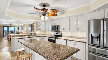 Refrigerador, microondas, horno y parrilla de estufa