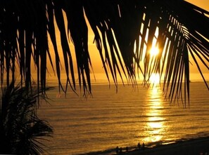 Sur la plage, chaise longue, serviettes de plage
