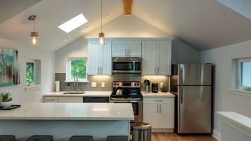 Refrigerador, microondas, horno y parrilla de estufa