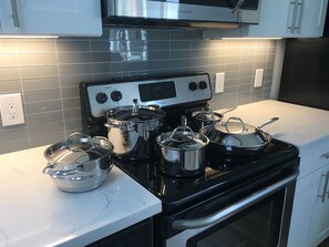 Fridge, microwave, oven, stovetop - New Stand Alone Private Backyard Cottage - A/C, Blocks to Zoo, Bus Line, Coffee (Seattle)