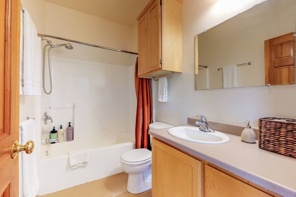 Une salle de bain avec une baignoire, des toilettes et un lavabo.