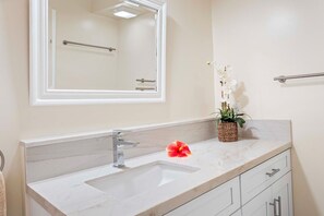 Combined shower/bathtub, hair dryer, towels, toilet paper - OCEAN FRONT facing, RENOVATED 2nd floor END unit with great SUNSET OCEAN VIEWS!! (Kailua-Kona)