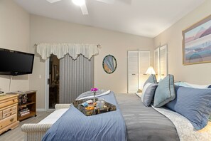 3 bedrooms, desk, iron/ironing board, free WiFi - ONE-STORY FAMILY OASIS AND SPA - SMALL PET OK (Las Vegas)