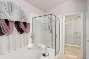 Combined shower/bathtub, hair dryer, towels, soap - ONE-STORY FAMILY OASIS AND SPA - SMALL PET OK (Las Vegas)