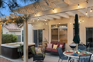 Outdoor dining - ONE-STORY FAMILY OASIS AND SPA - SMALL PET OK (Las Vegas)