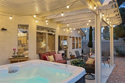 ONE-STORY FAMILY OASIS AND SPA - SMALL PET OK