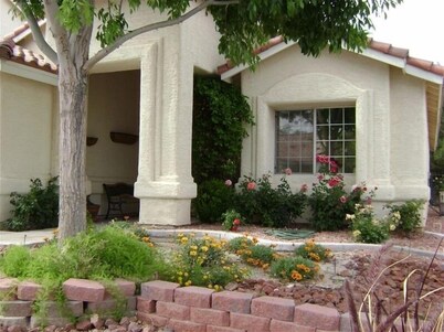 ONE-STORY FAMILY OASIS AND SPA - SMALL PET OK