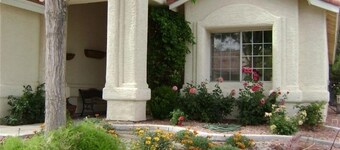 ONE-STORY FAMILY OASIS AND SPA - SMALL PET OK