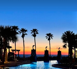 Een binnenzwembad en een buitenzwembad