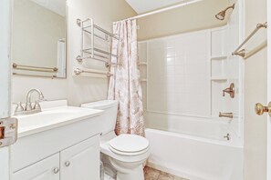 Combined shower/bathtub, hair dryer, towels, soap