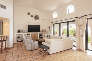 TV, DVD player, stereo - Newly Remodeled Gorgeous Palmilla Villa, private beach 1 min walk (San Jose del Cabo)