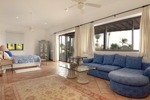 TV, DVD player, aparelho de som