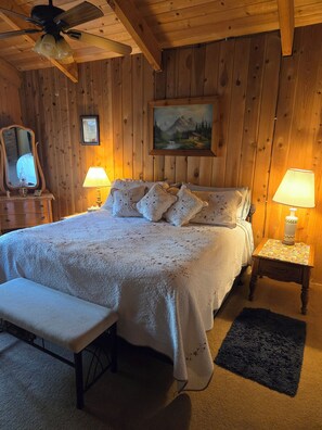 3 soverom, skrivebord, strykejern/-brett og reiseseng for barn