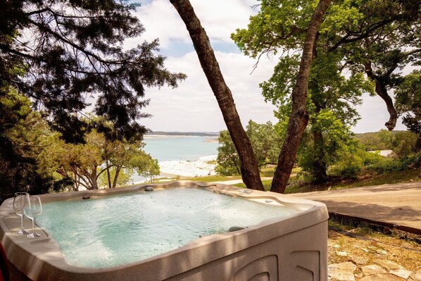 Outdoor spa tub
