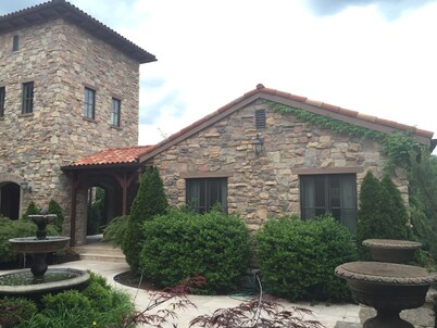 Tuscan Villa with Private Courtyard in Briarbrook (near Joplin Regional Airport)