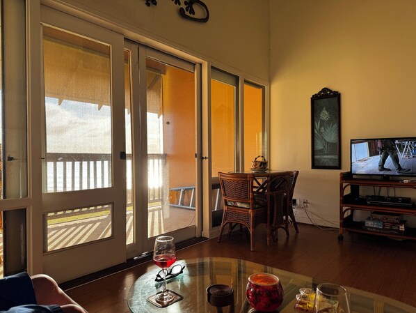 Interior - Rich & Dana's Ocean Front Condo With Spectacular Sunsets (Maunalona)