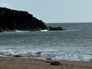 On the beach, sun-loungers, beach towels - Rich & Dana's Ocean Front Condo With Spectacular Sunsets (Maunalona)