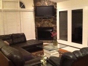 Smart TV, chimenea, reproductor de DVD, libros