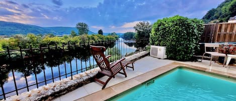 Una piscina al aire libre, una piscina climatizada